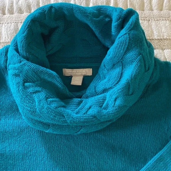 Good condition green Banana Republic cowl neck sweater. Size M - Picture 3 of 4